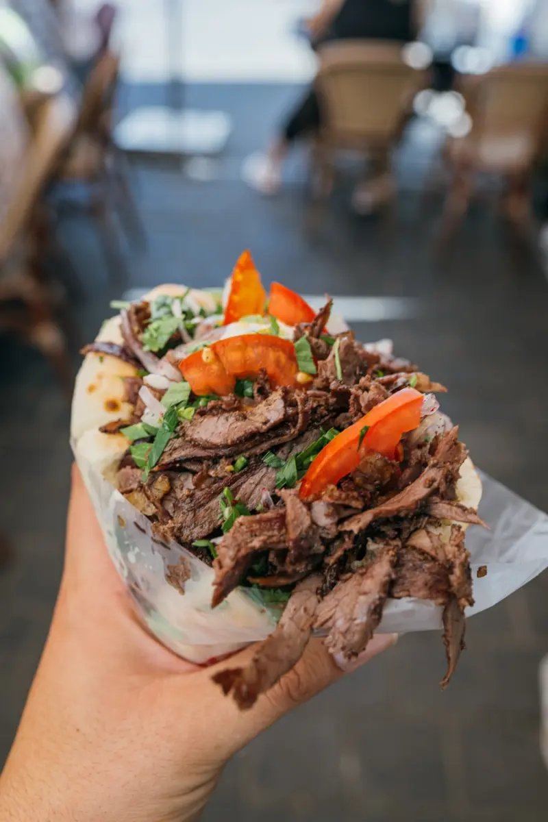 Döner im Fladenbrot mit Fleisch, Tomaten und Kräutern
