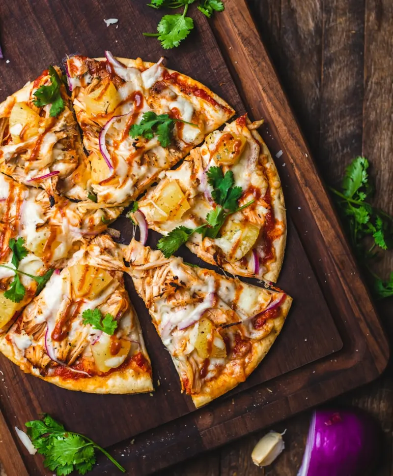 Frisch gebackene Pizza auf einem Schneidebrett