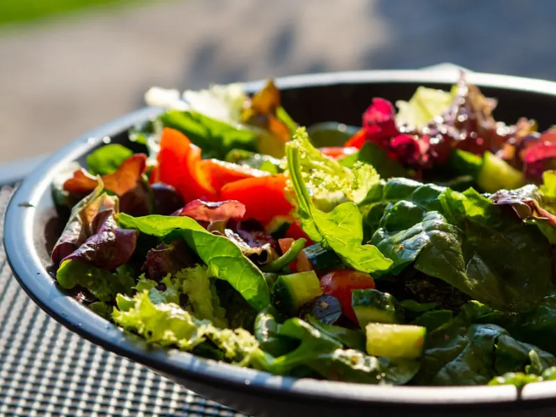 Gemischter Salat mit Tomaten und Gurken in einer Schale
