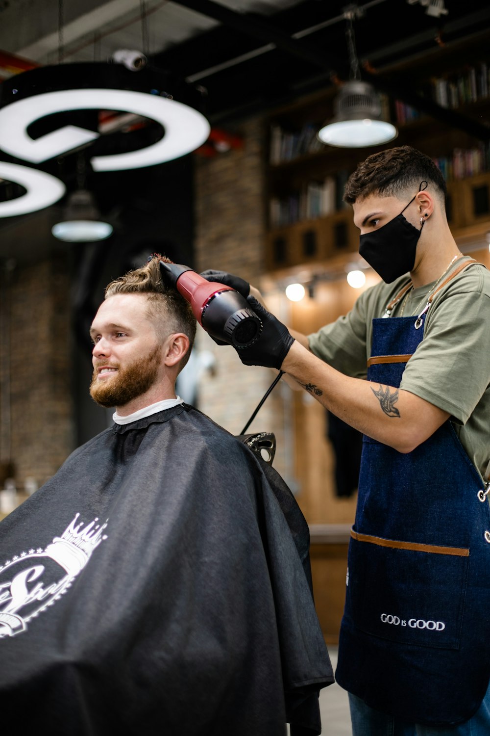 Barbier bei der Arbeit mit dem Rasiermesser