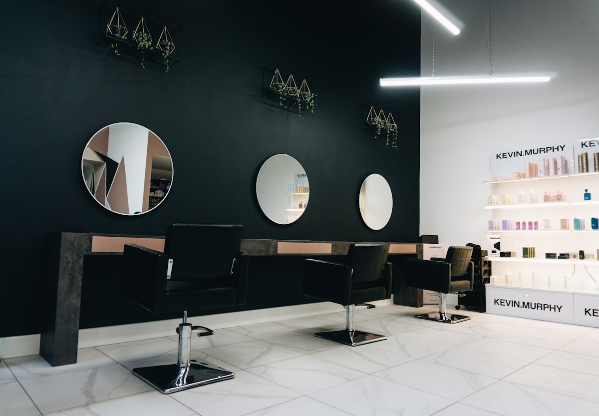 Salon-Interieur mit Spiegeln und Stühlen