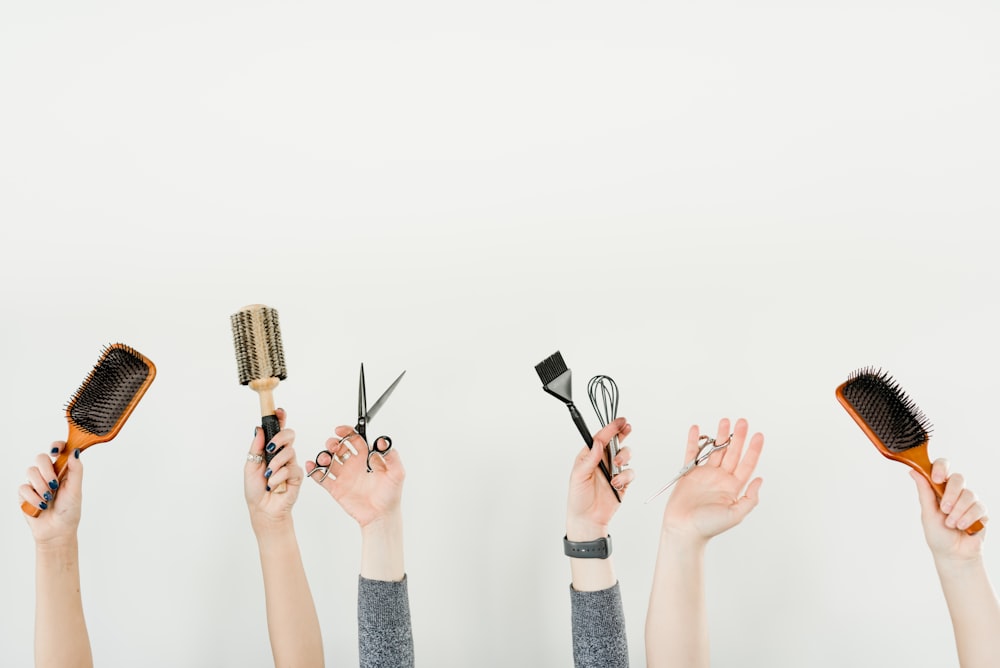 Friseurwerkzeug – Bürsten, Schere und Tönungspinsel